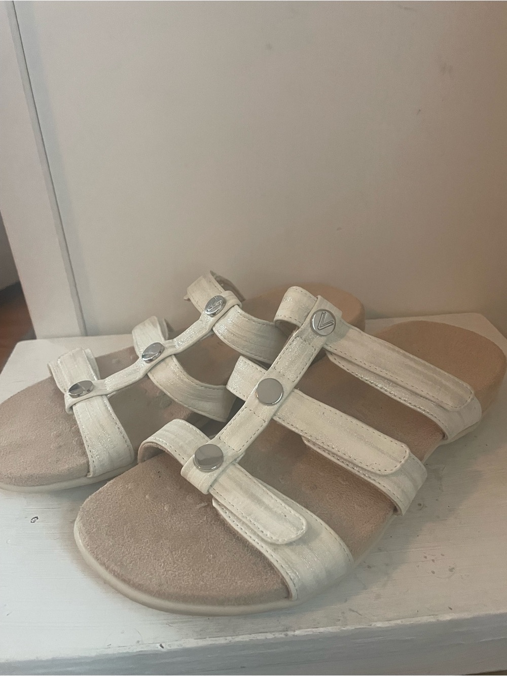 Vionic Comfort Slide Sandals in Off-White 7.5